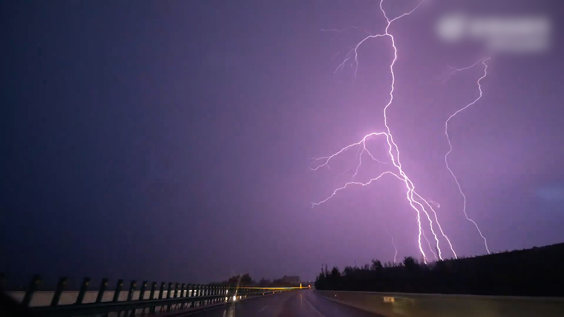 Upward lightning outbreak makes seven bolts of lightning shot into sky -  CGTN