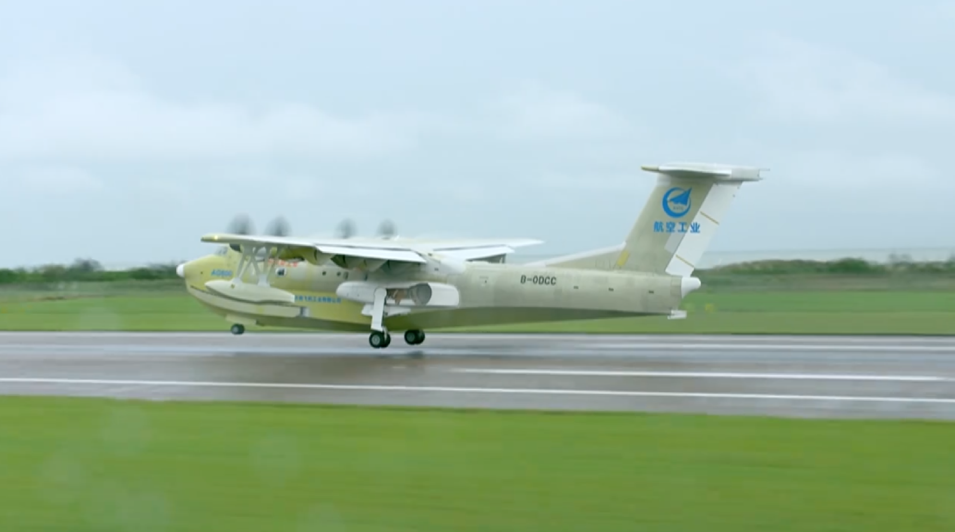 China's New Model AG600 Large Amphibious Aircraft Makes Maiden Flight ...