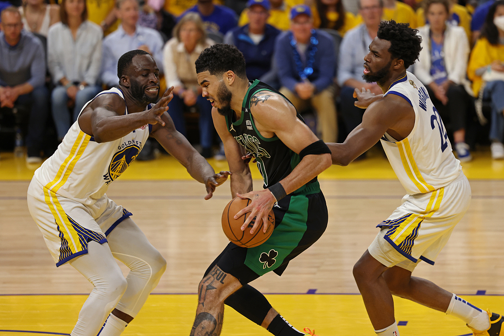 Warriors – Celtics: Spike Lee wore a Mars Blackmon chain to NBA Finals