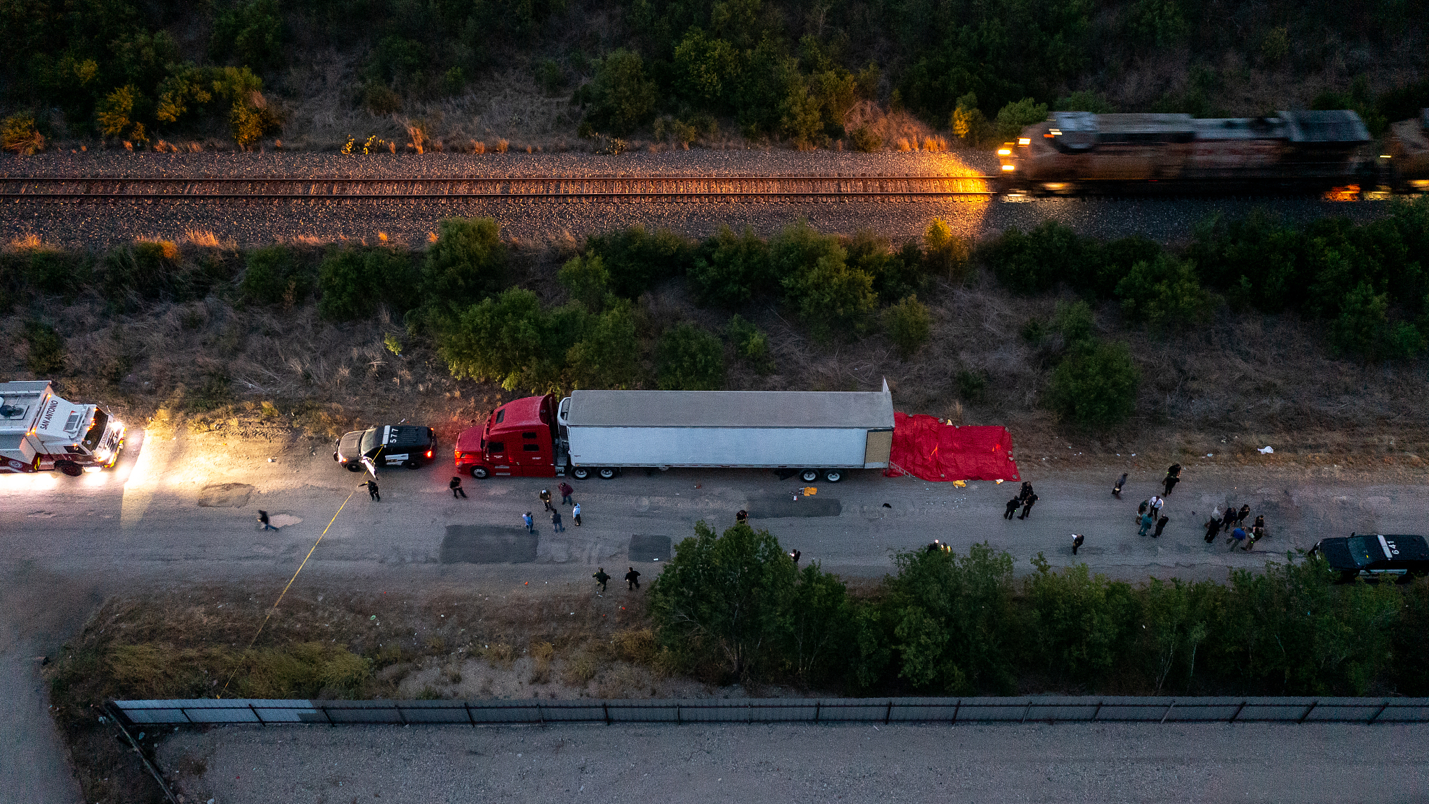 Law enforcement officers work at the scene where people were found dead inside a trailer truck in San Antonio, Texas, U.S., June 27, 2022. /CFP