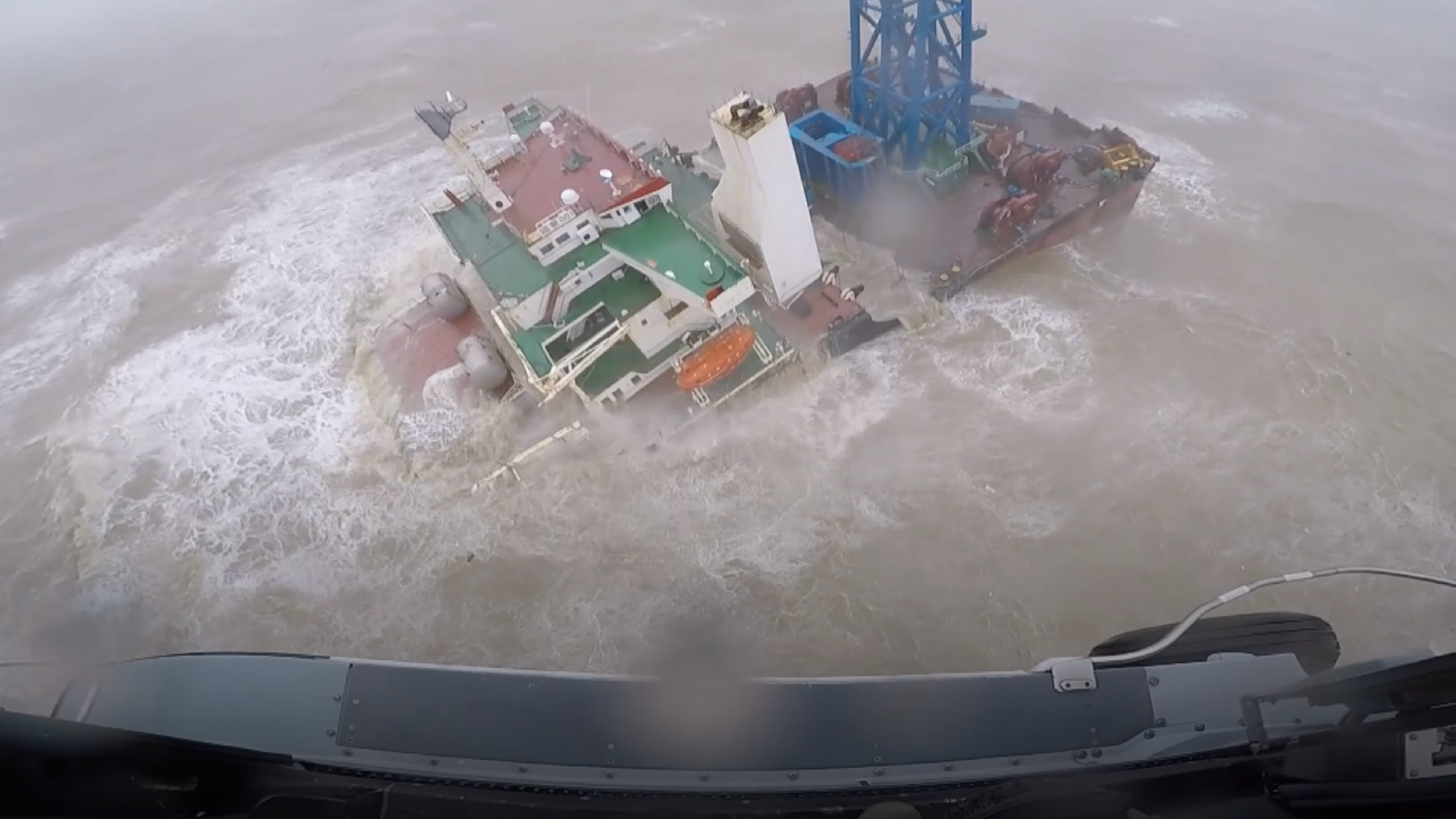 Южно китайское море Тайфун. Затонувшие суда. Инженерное судно. Тайфун у экипаж. Южный потерпеть