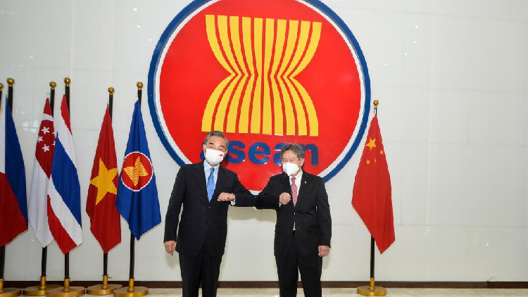 China dan ASEAN berjanji untuk memperkuat hubungan saat Wang Yi bertemu Sekretaris Jenderal
