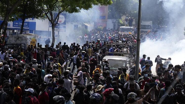 Live: Protesters storm Sri Lankan PM's office after president flees - CGTN