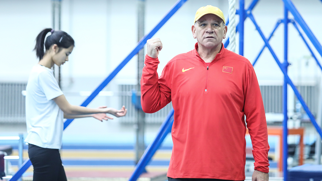 Wang Jianan reminds China's athletics head coach of Mike Powell