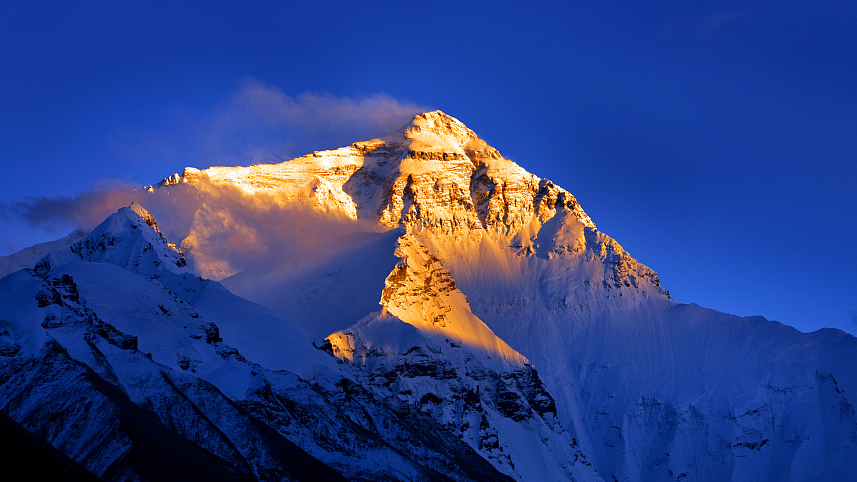 Live: Enjoy a magnificent view of the world's highest peak - CGTN