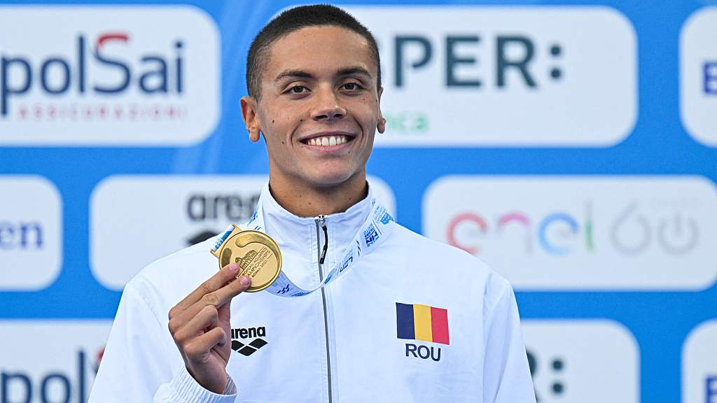 David Popovici breaks swimming world record in men's 100m freestyle