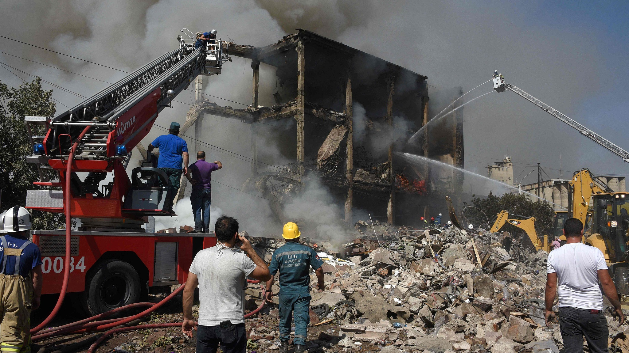 Rescue workers at the site of a warehouse fire in the Armenian capital Yerevan, August 14, 2022. /CFP