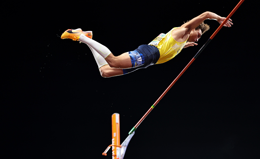 Mondo Duplantis sets new European pole vault record to win gold CGTN