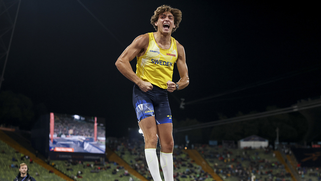 Mondo Duplantis sets new European pole vault record to win gold