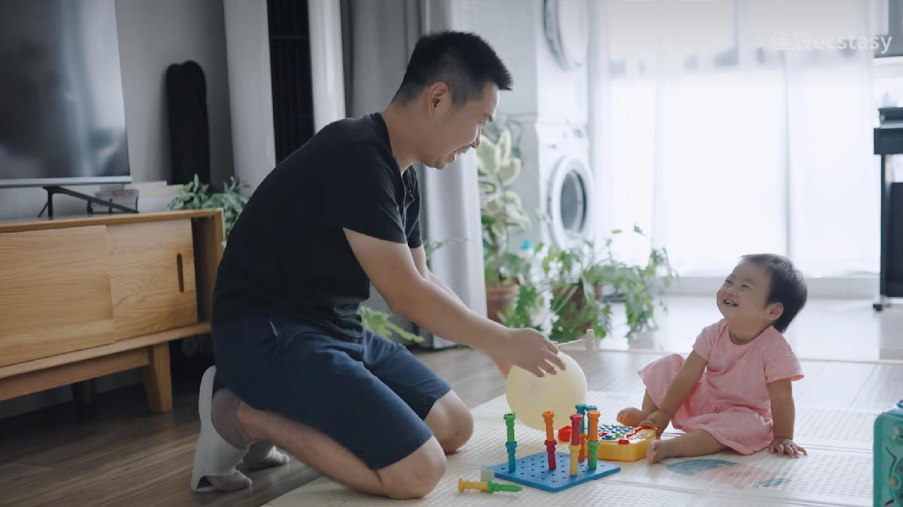 Why fathers in China are sharing more childcare duties than before - CGTN
