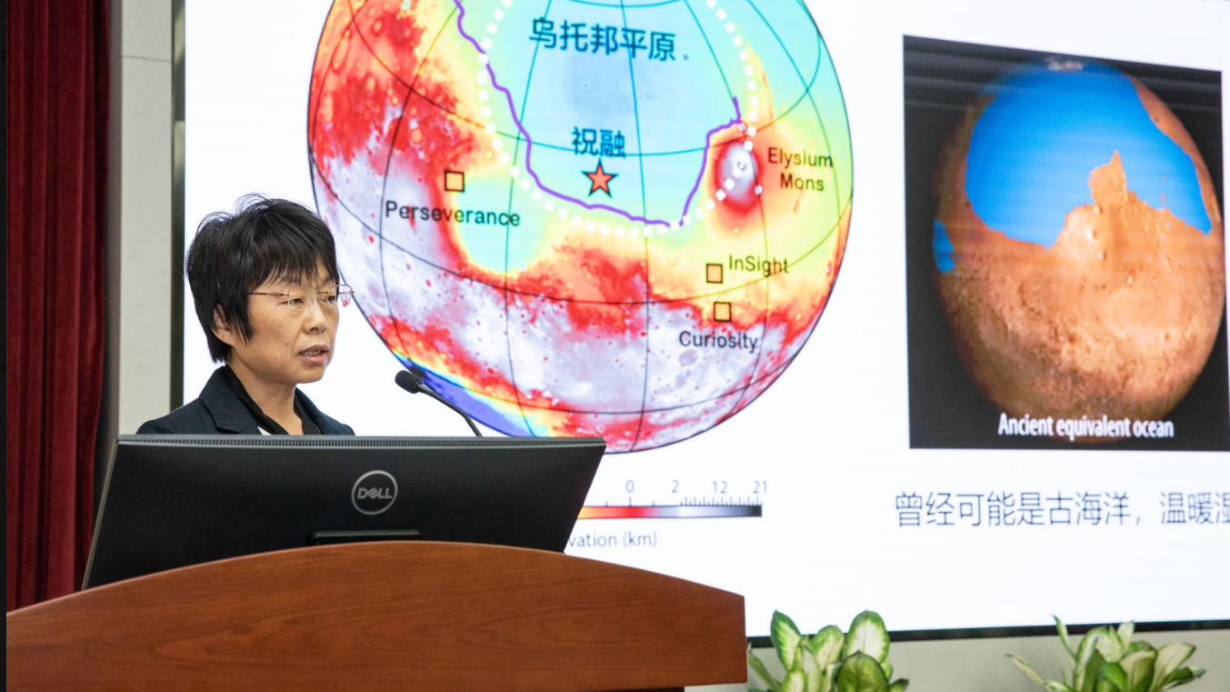 Chen Ling, profesor del Instituto de Geología y Geofísica, presenta los últimos hallazgos de Marte durante una conferencia de prensa en Beijing, China, el 26 de septiembre de 2022. /CMG
