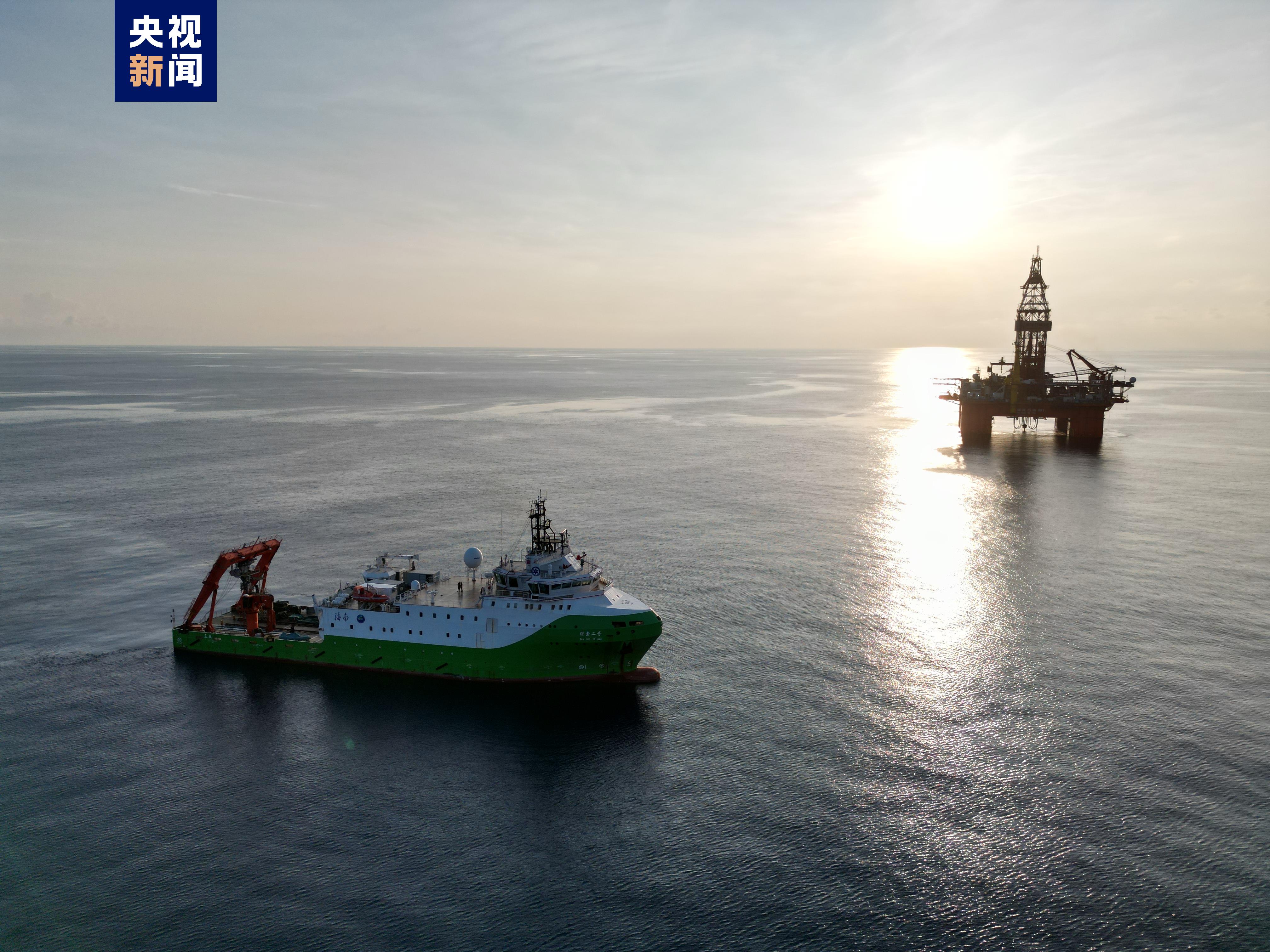ภาพถ่ายที่ไม่ระบุวันที่นี้แสดงให้เห็นเรือสำรวจทางวิทยาศาสตร์ของจีน Explorer 2 ใกล้ Shenhai-1 ซึ่งเป็นแหล่งก๊าซธรรมชาติในทะเลลึกแห่งแรกของประเทศที่ดำเนินการเอง โดยอยู่ห่างจากเกาะไหหลำ 150 กิโลเมตร  /CMG