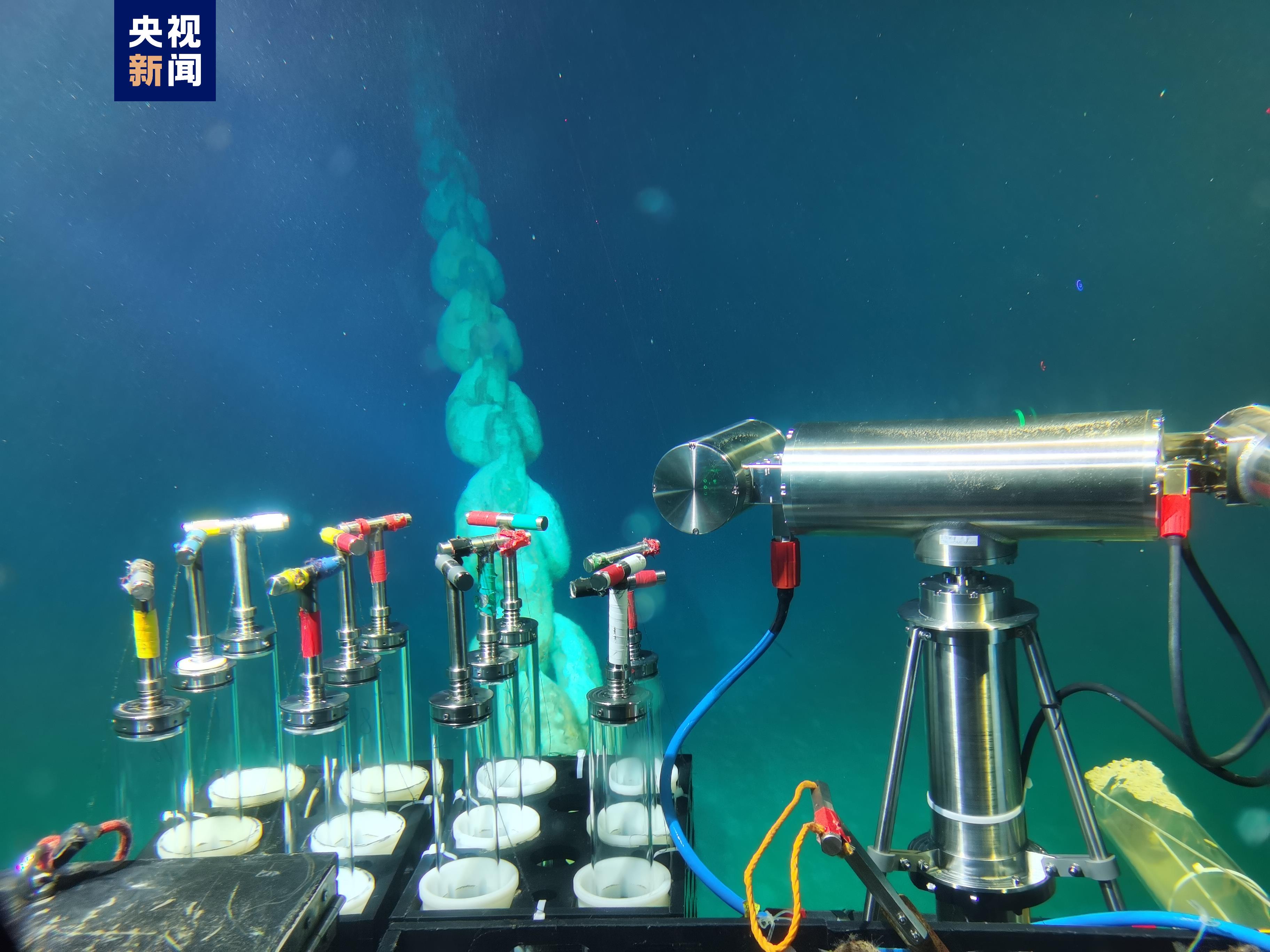 ภาพถ่ายที่ไม่ระบุวันที่นี้แสดงอุปกรณ์การวิจัยทางวิทยาศาสตร์ที่พัฒนาขึ้นเองซึ่งบรรทุกโดยเรือดำน้ำ Shenhai Yongshi  /CMG