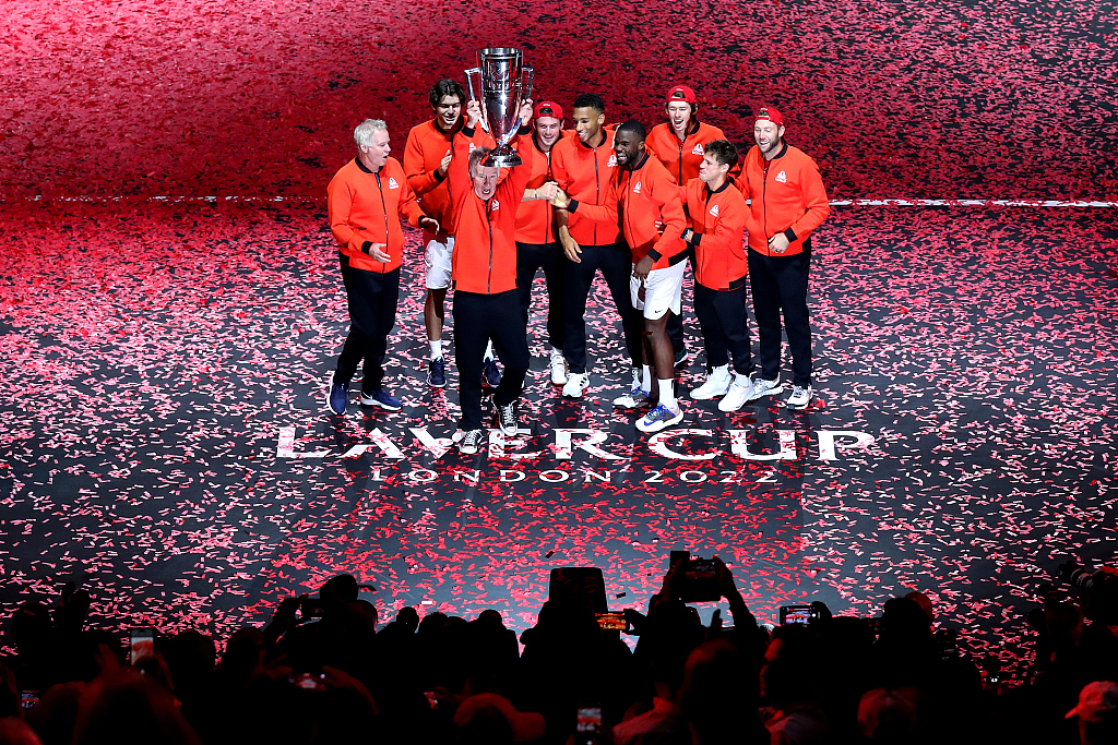 Tennis players of Team World celebrate with the Laver Cup trophy after defeating Team Europe in London, UK, September 25, 2022. /CFP