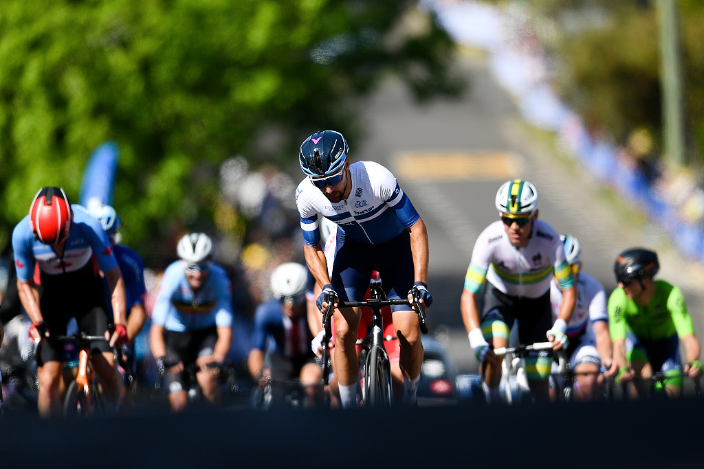 Riders compete during the men's elite road race at the UCI Road World Championship in Wollongong, Australia, September 25, 2022. /CFP