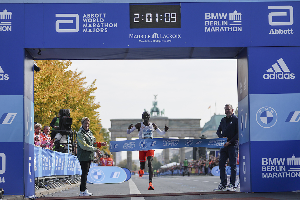Kenya's Eliud Kipchoge crosses the line to win the Berlin Marathon in Berlin, Germany, September 25, 2022. The Olympic champion has bettered his own world record, clocking 2:01:09 to shave 30 seconds off his previous best-mark of 2:01:39 from the same course in 2018. /CFP