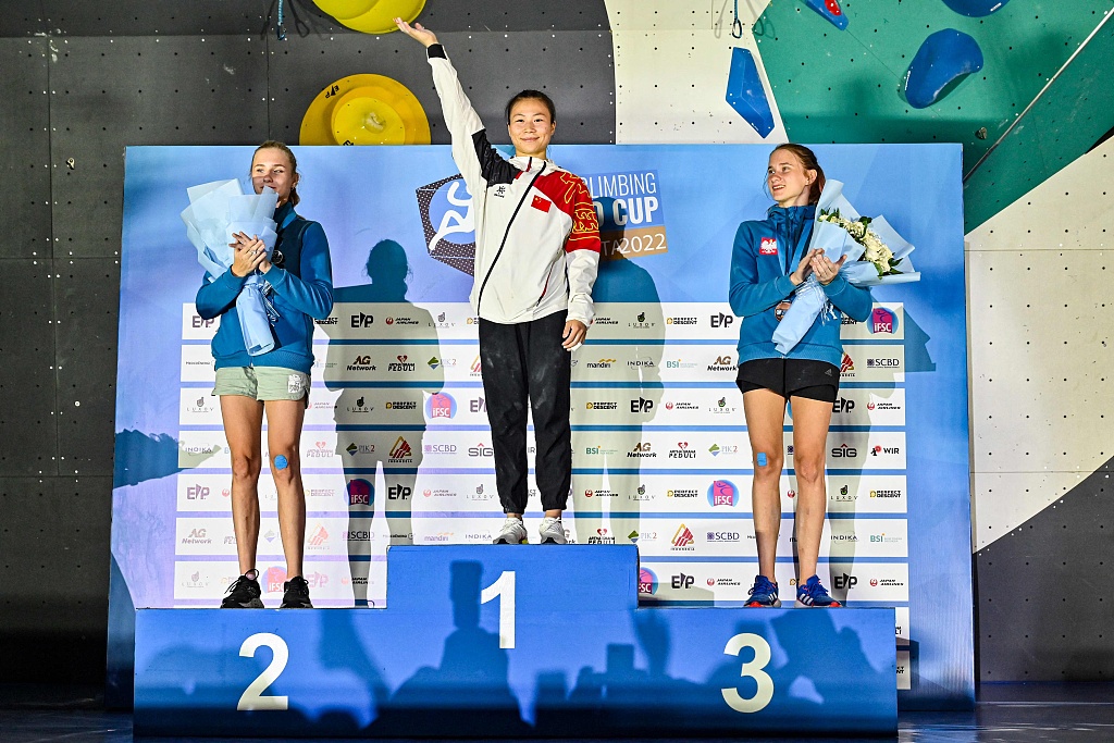 China’s Deng Lijuan (C) wins a gold medal for female speed at the International Federation of Sport Climbing (IFSC) World Cup in Jakarta, Indonesia, September 24, 2022. /CFP