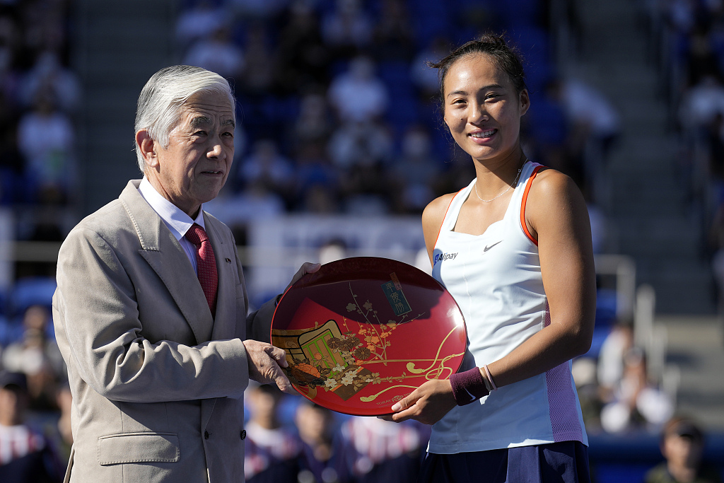Zheng Qinwen of China (R) is presented with the runner-up trophy during the award ceremony of the WTA 500 Pan Pacific Open in Tokyo, Japan, September 25, 2022. /CFP
