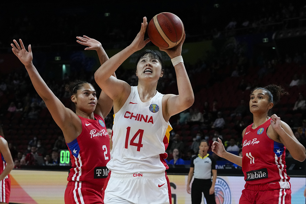China's Li Yueru lays up for a shot at goal against Puerto Rico players during their game at the Women's Basketball World Cup in Sydney, Australia, September 26, 2022. /CFP