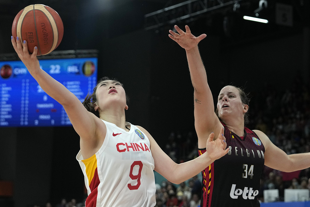 Li Meng (#9) of China drives toward the rim in the FIBA Women's Basketball World Cup game against Belgium at the Sydney SuperDome in Sydney, Australia, September 27, 2022. /CFP