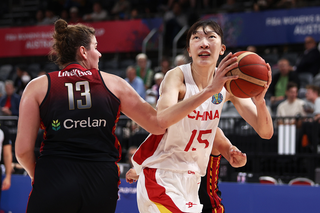 Han Xu (#15) of China spins to attack the rim in the FIBA Women's Basketball World Cup game against Belgium at the Sydney SuperDome in Sydney, Australia, September 27, 2022. /CFP