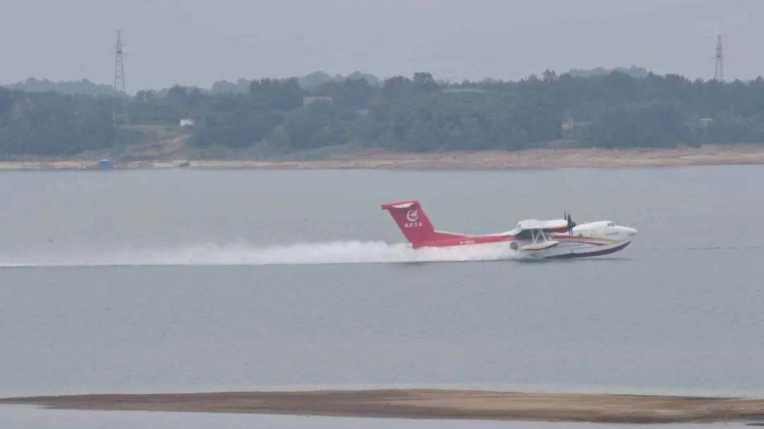 An AG600M amphibious aircraft is seen gliding on the water during a test in Zhanghe, Jingmen, Central China's Hubei Province, September 27, 2022. /AVIC