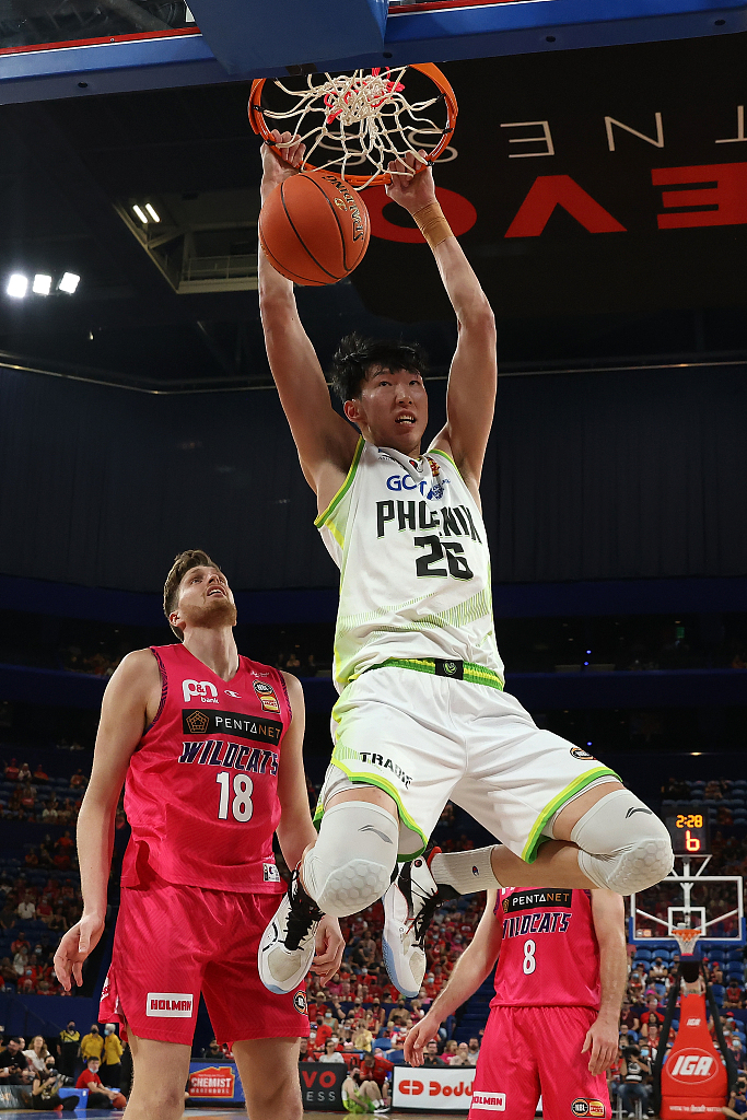 Zhou Qi (#26) of the South East Melbourne Phoenix dunks in the game against the Perth Wildcats at RAC Arena in Perth, Australia, April 24, 2022. /CFP