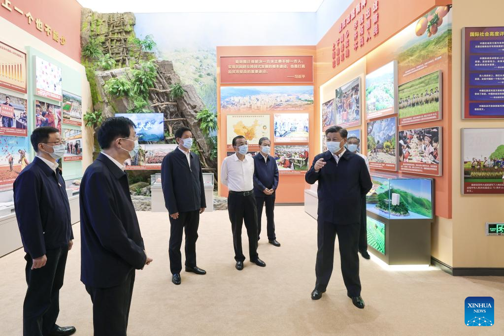Xi Jinping and other Party and state leaders visit the exhibition, September 27, 2022. /Xinhua