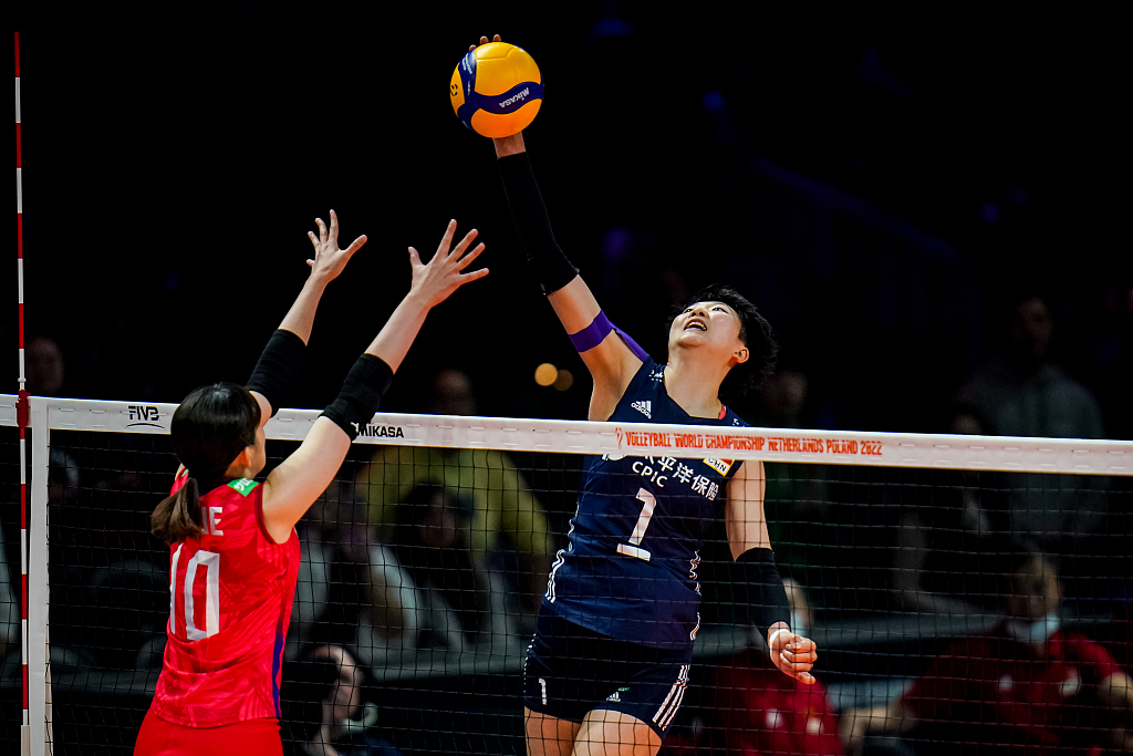 Yuan Xinyue (#1) of China spikes in the FIVB Women's Volleyball World Championship match against Japan in Arnhem, Netherlands, September 28, 2022. /CFP
