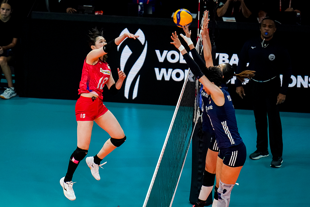 Arisa Inoue of Japan (L) spikes in the FIVB Women's Volleyball World Championship match against China in Arnhem, Netherlands, September 28, 2022. /CFP