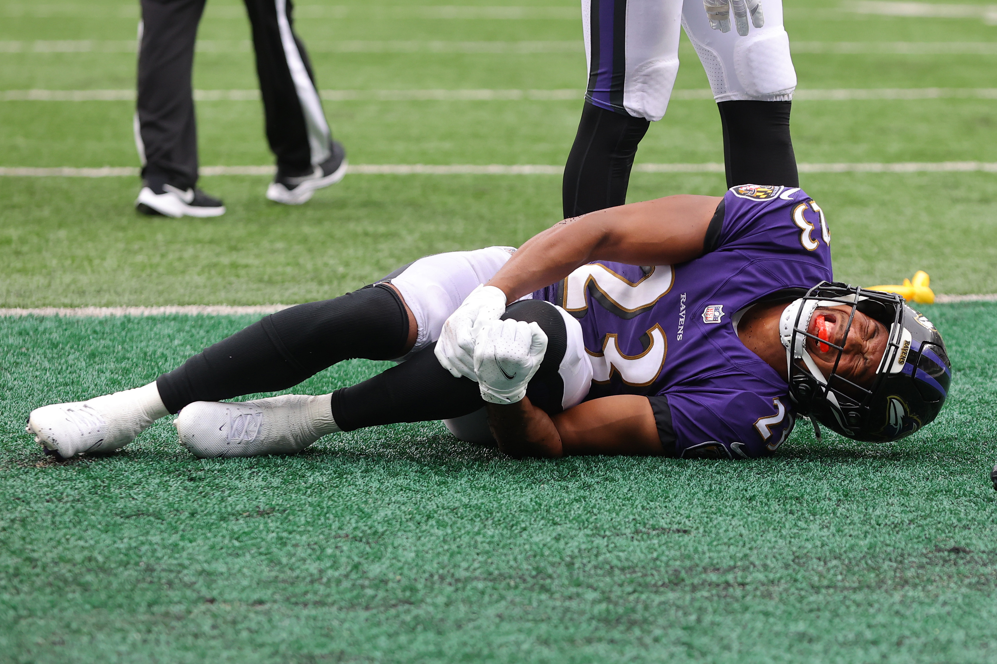Cornerback Kyler Fuller of the Baltimore Ravens lies on the ground after sustaining an injury during the game against the New York Jets at the MetLife Stadium in East Rutherford, New Jersey, September 11, 2022. /CFP