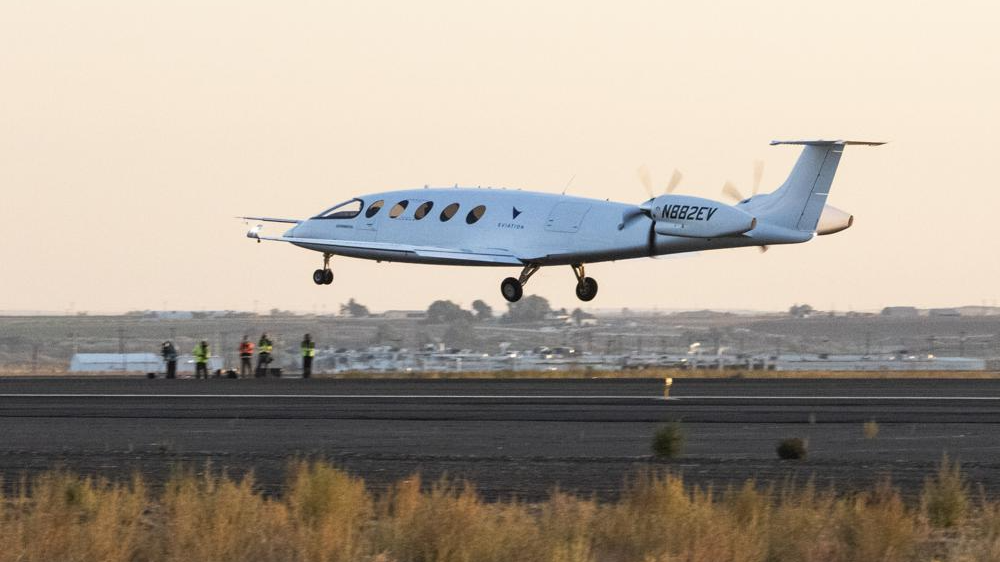 Alice, an all-electric airplane designed and built by Eviation, takes off for its first flight at Moses Lake, Washington, U.S., September 27, 2022. /AP