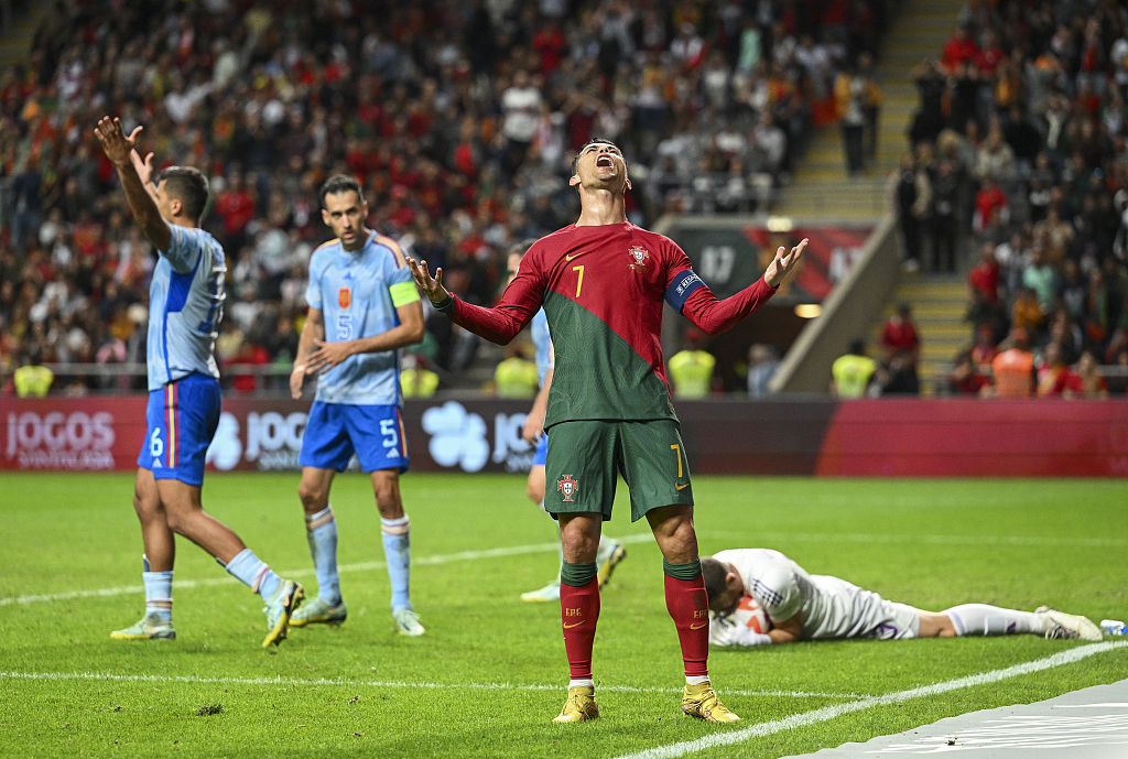Cristiano Ronaldo (#7) van Portugal reageert op een gemiste kans tijdens de UEFA Nations League-wedstrijd tegen Spanje in Estadio Municipal de Braga op 27 september 2022 in Praag, Portugal.  /CFP