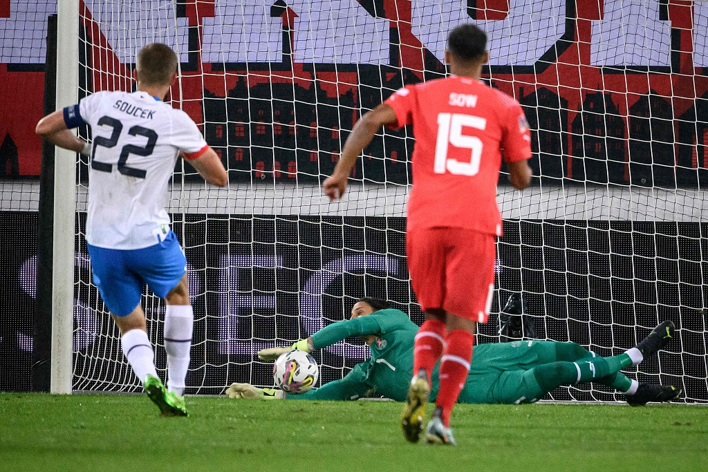 De Zwitserse doelman Yann Sommer (C) redt een strafschop van Tsjechische middenvelder Tomas Sucek (L) tijdens de UEFA Nations League-wedstrijd in het Kippenpark Stadium in St. Gallen, Zwitserland, 27 september 2022.  /CFP