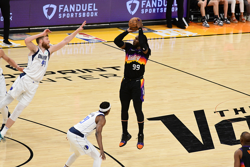 Jae Crowder (#99) of the Phoenix Suns shoots in Game 7 of the NBA Western Conference semifinals against the Dallas Mavericks at Footprint Center in Phoenix, Arizona, May 15, 2022. /CFP
