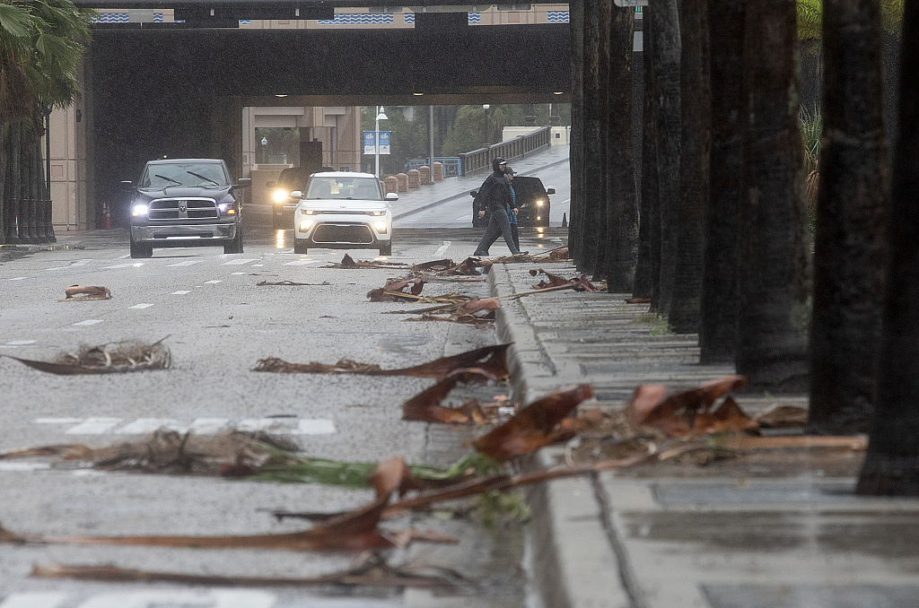 Downed palm branches litter a road in downtown Tampa, Florida, U.S., September 28, 2022. /CFP