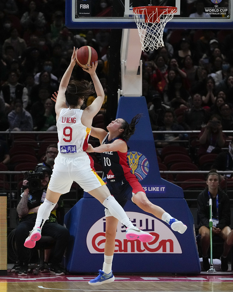 China's Li Meng (L) takes a shot at goal as France's Sarah Michel attempts to block during their quarterfinal game at the FIBA Women's Basketball World Cup in Sydney, Australia, September 29, 2022. /CFP