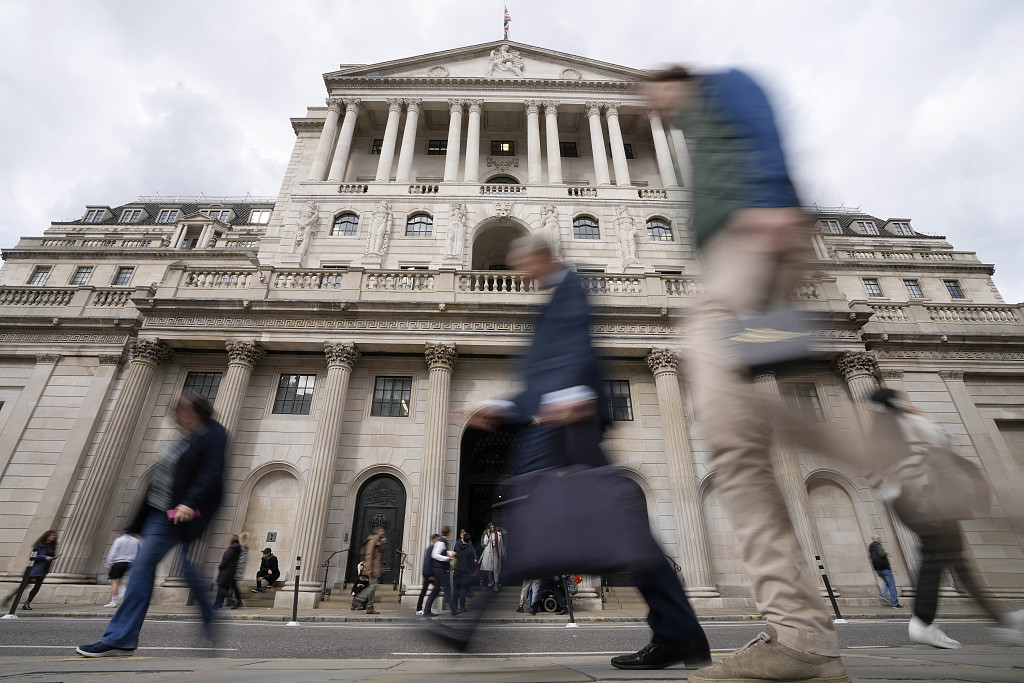 People pass the Bank of England in London, England, September 28, 2022. /CFP