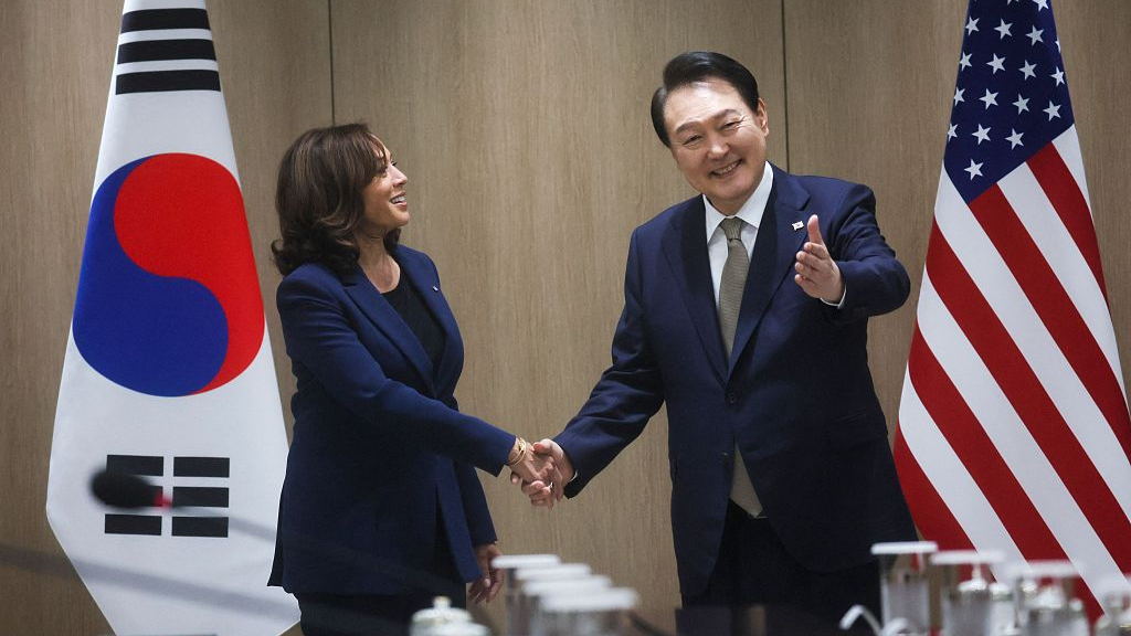 U.S. Vice President Kamala Harris shakes hands with South Korea's President Yoon Suk-yeol before their bilateral meeting in Seoul, Republic of Korea, September 29, 2022. /CFP