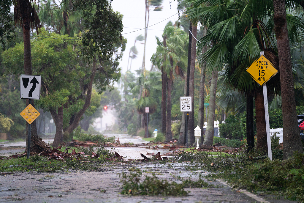 Storm debris litters a street in the wake of Hurricane Ian on September 28, 2022 in Sarasota, Florida. /VCG