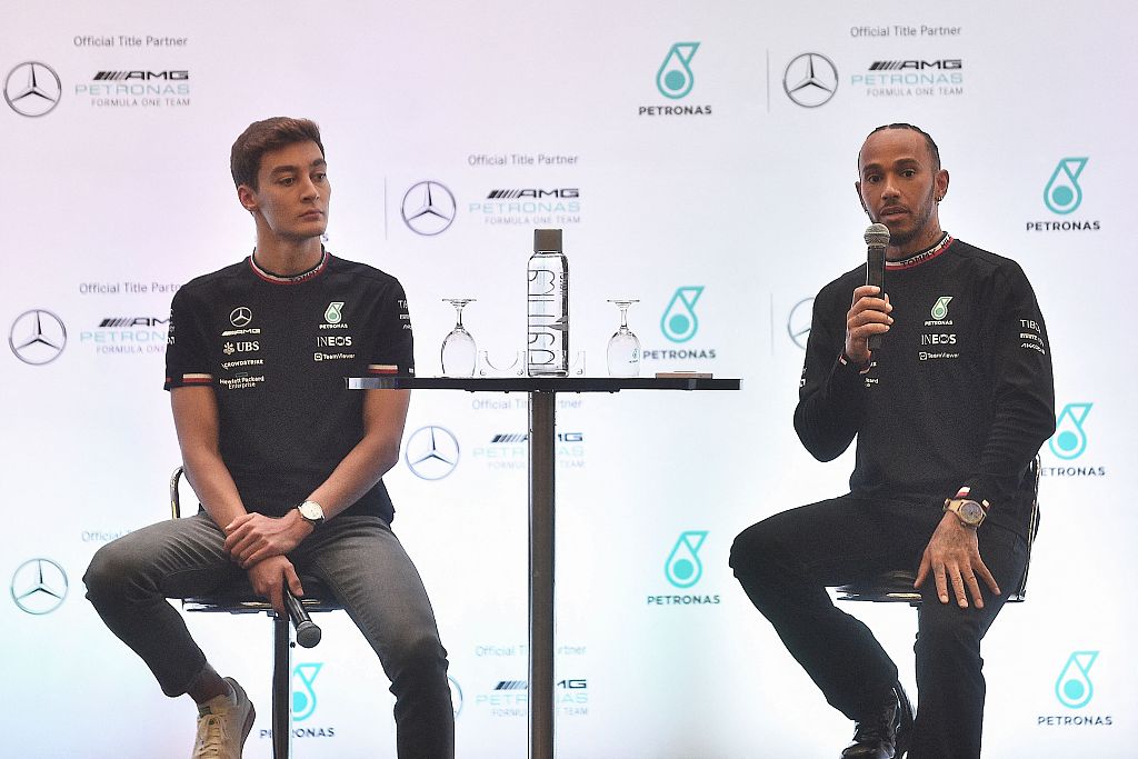 Mercedes racers Lewis Hamilton (R) and George Russell attend a press conference announcing the extension of the team's partnership with Petronas in Kuala Lumpur, Malaysia, September 28, 2022. /CFP