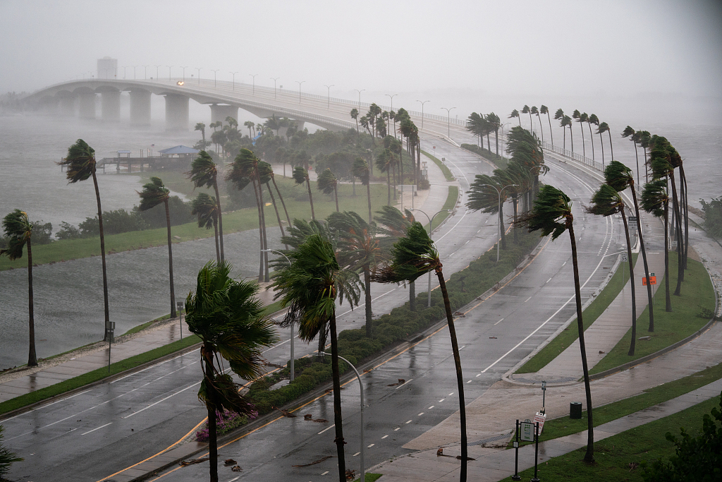 Motorists travel across the John Ringling Causeway as Hurricane Ian churns to the south in Sarasota, Florida, September 28, 2022. /VCG