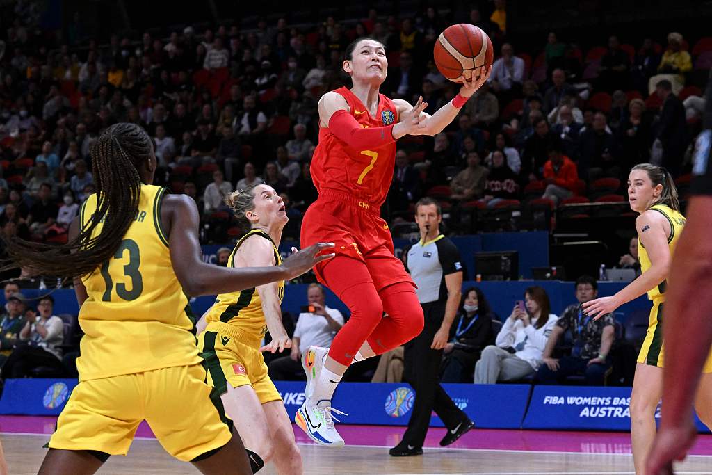 Yang Liwei (#7) of China drives toward the rim in the FIBA Women's Basketball World Cup semifinals against Australia at Sydney SuperDome in Sydney, Australia, September 30, 2022. /CFP