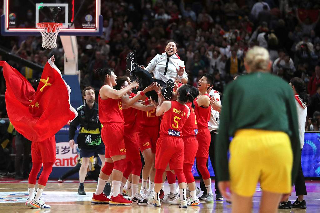 Players of China toss their head coach Zheng Wei up to the air after the 61-59 win over Australia in the FIBA Women's Basketball World Cup semifinals at Sydney SuperDome in Sydney, Australia, September 30, 2022. /CFP