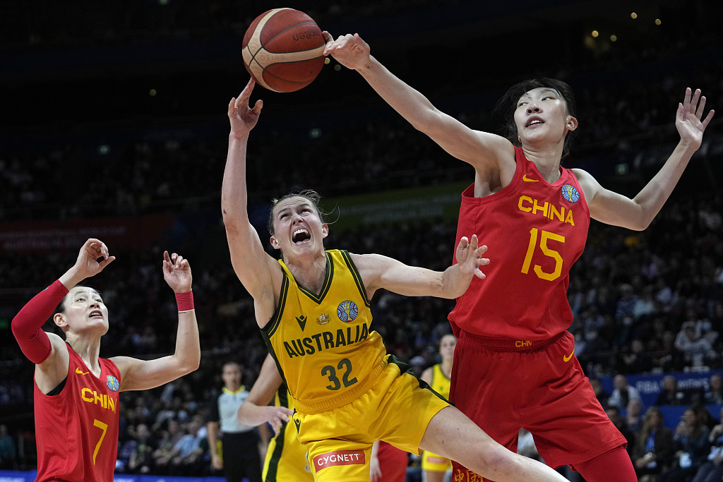 Han Xu (#15) of China denies a shot by Sami Whitcomb (#32) of Australia in the FIBA Women's Basketball World Cup semifinals at Sydney SuperDome in Sydney, Australia, September 30, 2022. /CFP