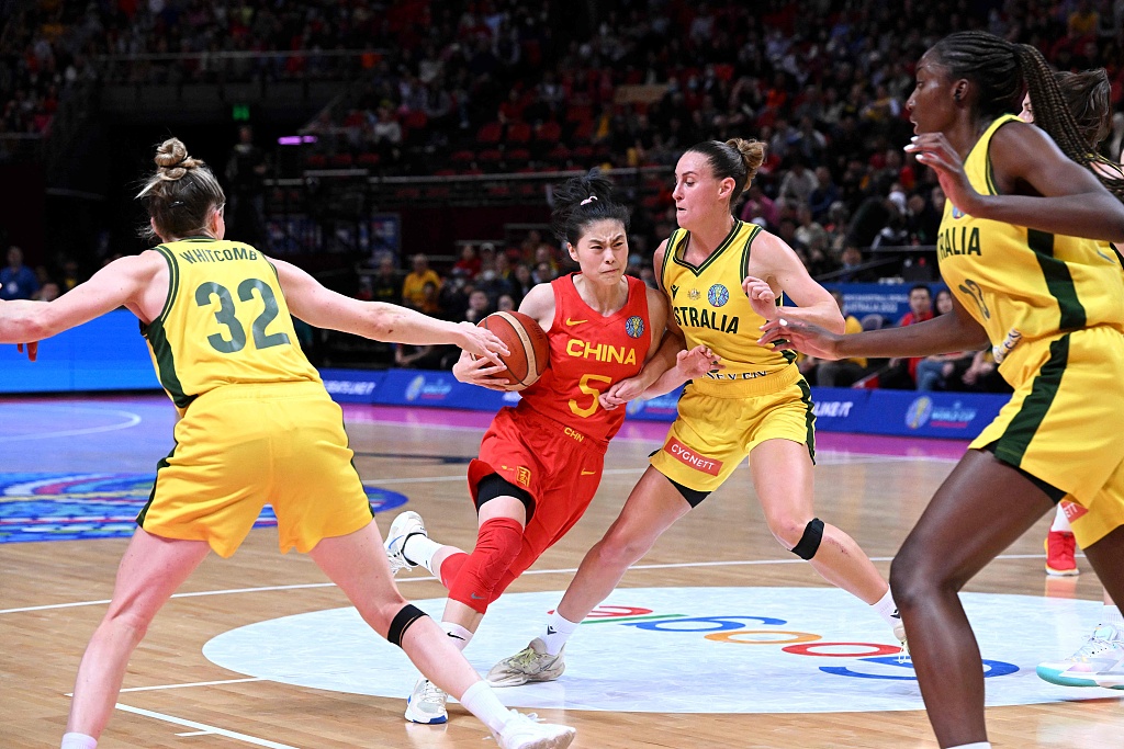 Wang Siyu (#5) of China penetrates in the FIBA Women's Basketball World Cup semifinals against Australia at Sydney SuperDome in Sydney, Australia, September 30, 2022. /CFP