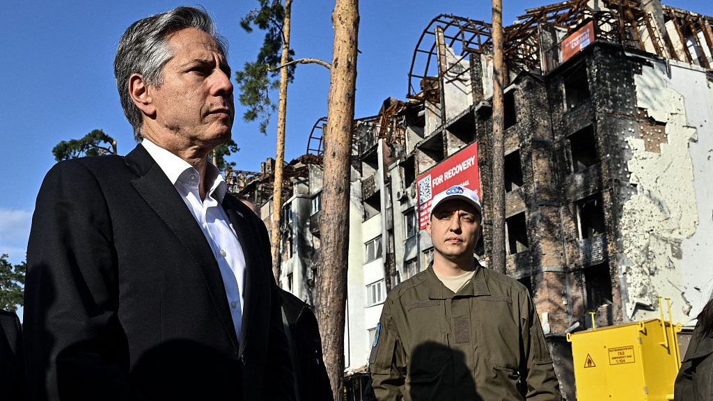 U.S. Secretary of State Antony Blinken stands near a damaged residential building during his visit in Irpin, Ukraine, September 8, 2022. /CFP