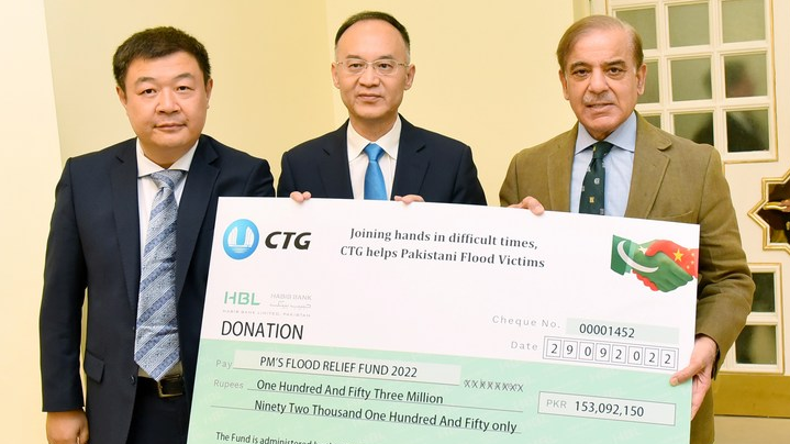 Chinese Ambassador to Pakistan Nong Rong (C) hands over a donation cheque to Pakistani Prime Minister Shahbaz Sharif (R) during a donation ceremony for flood victims in Islamabad, Pakistan, September 29, 2022. /Xinhua