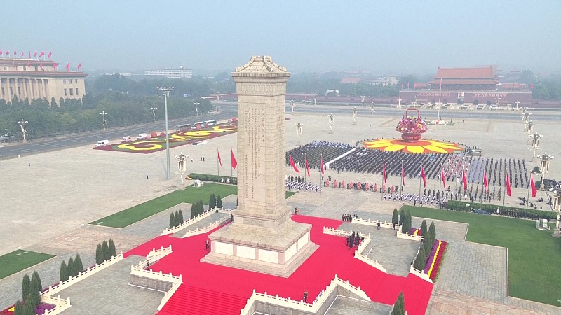 A flower basket offering ceremony to the people's heroes on Martyrs' Day is held at Tian'anmen Square in Beijing, September 30, 2022. /CFP