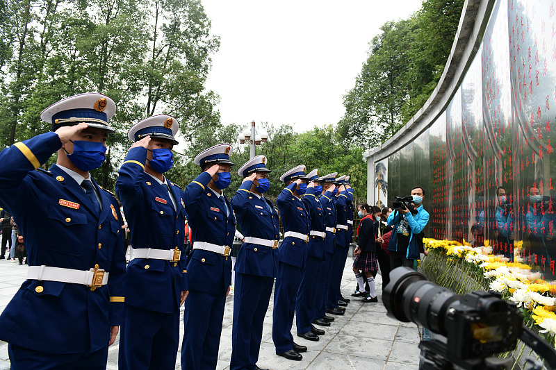 Local representatives commemorate the martyrs at the Martyrs Memorial Square in Mianzhu City, China's Sichuan Province, September 30, 2022. /CFP